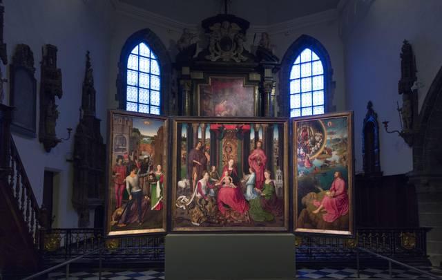 Hans MEMLING, “Triptyque de Jean-Baptiste et de Jean l'Évangéliste”, vue de l'espace d'exposition depuis l'entrée de l'église de l'hôpital Saint-Jean, Musée Hans Memling, Hôpital Saint-Jean, Bruges (Brugge) Hans MEMLING, “Triptyque de Jean-Baptiste et de Jean l'Évangéliste”, vue de l'espace d'exposition depuis l'entrée de l'église de l'hôpital Saint-Jean, Musée Hans Memling, Hôpital Saint-Jean, Bruges (Brugge)